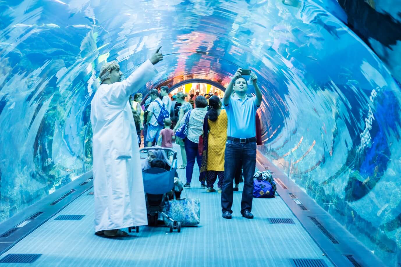 Dubai UAE: Altaltis Aquarium and Underwater Zoo of the Mall of Emirates. The Altantis is an aquarium with a tunnel that draws the tub, the aquarium is located in the Mall of Emirate